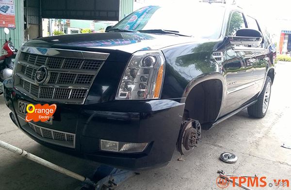 Lắp đặt cảm biến áp suất lốp xe Cadillac Escalade 2009