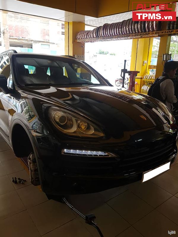 Cài đặt cảm biến áp suất lốp Porsche Cayenne S 2012