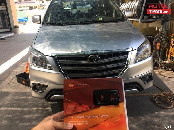 Lắp đặt bộ cảm biến áp suất lốp cho Toyota Innova