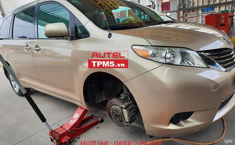 Thay cảm biến áp suất lốp Toyota Sienna 2011