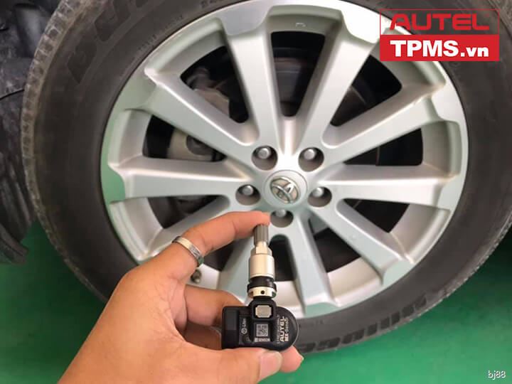 thay-cam-bien-ap-suat-lop-toyota-venza-2010-3